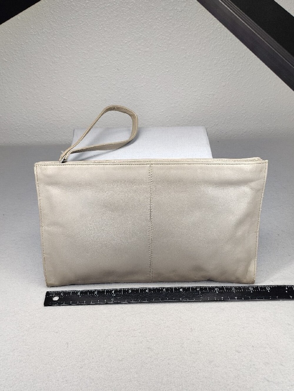 De Numa brand bag features a distinctive woven leather exterior neutral beige - Picture 2 of 10